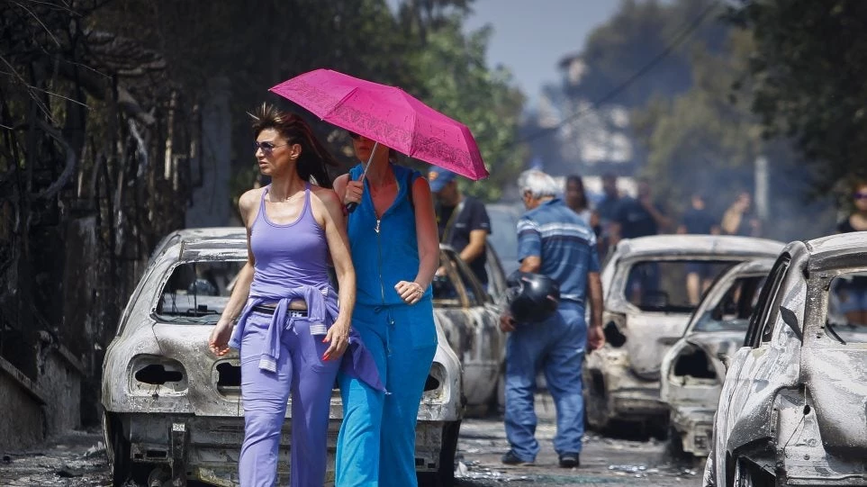 Έτσι διακόπηκε η κυκλοφορία στη λ. Μαραθώνος την ώρα της φονικής πυρκαγιάς – Βίντεο